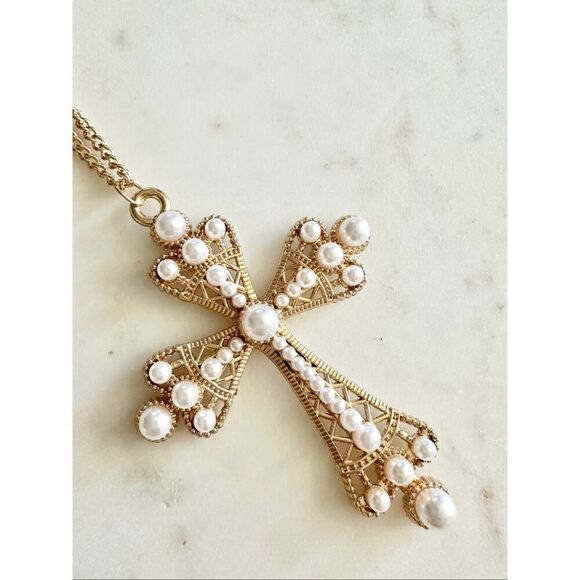 Faux pearl Cross pendant necklace - Picture 3 of 4